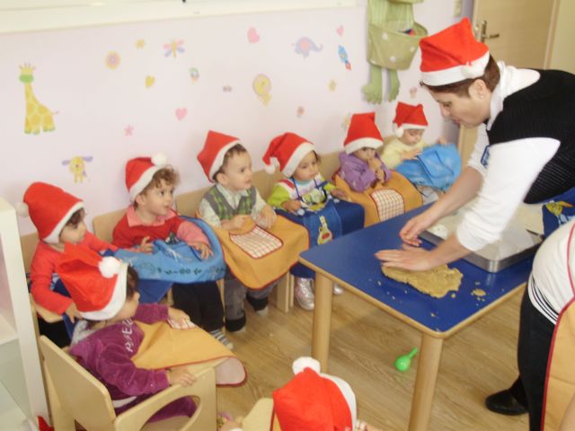 χριστουγεννιάτικες μυρωδιές,τα παιδιά φτιάχνουν κουλουράκια στον παιδικό σταθμό παιδική μελωδία στον δήμο Πυλαίας